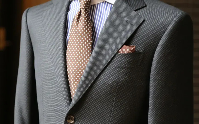 A close up of a Pearce Bespoke custom suit on a mannequin.