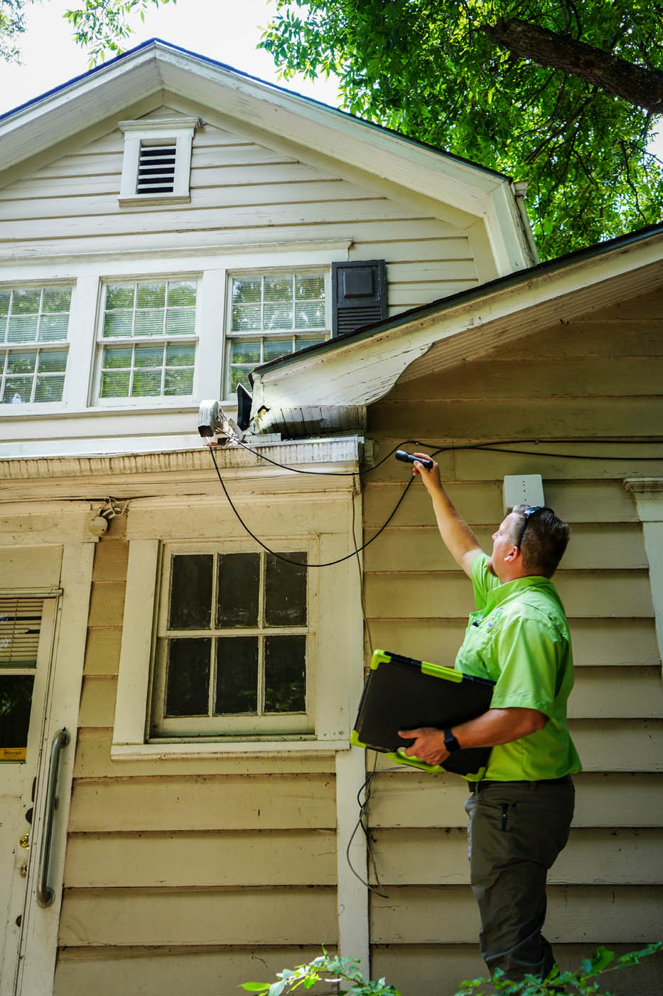 A GGA Pest Management professionl inspecting a customers property - we provide the best wasp pest control.